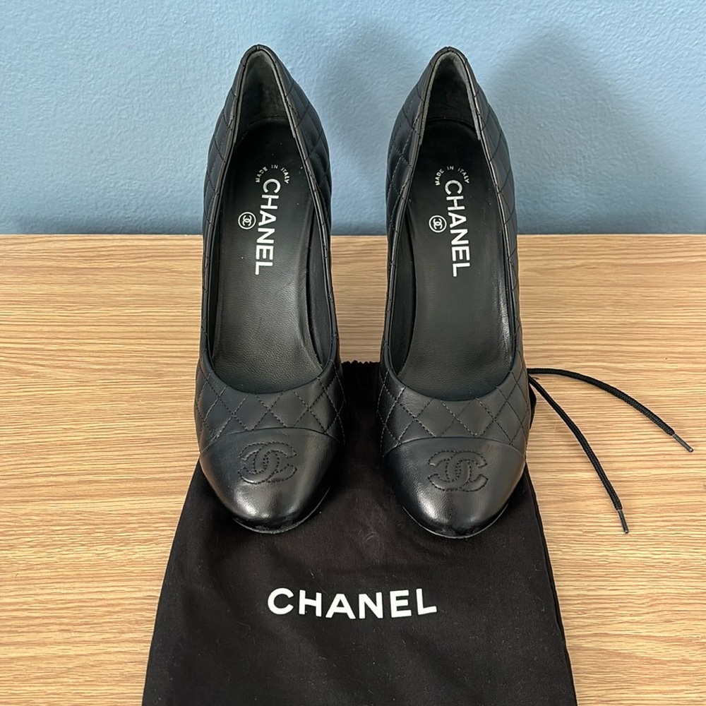 AUTHENTIC CHANEL QUILTED LAMBSKIN HEELS - SIZE 39